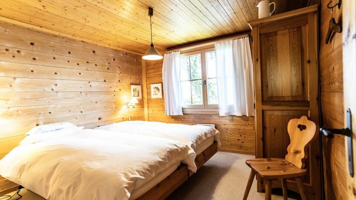 Schlafzimmer mit zwei Einzelbetten