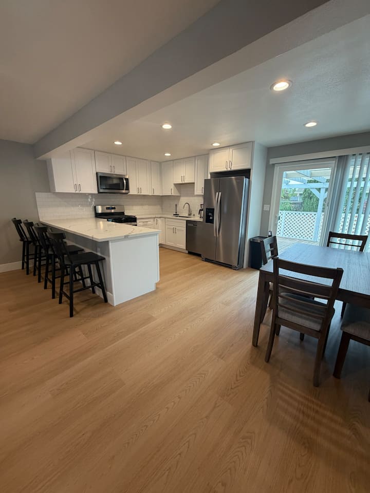 Newly Renovated 4 Bed/4 Bath Walnut Creek Retreat - Walnut Creek, CA