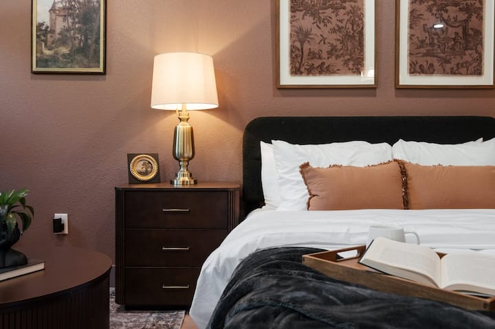 Moody Maison Studio | Near Downtown & Beaches - Traverse City, MI