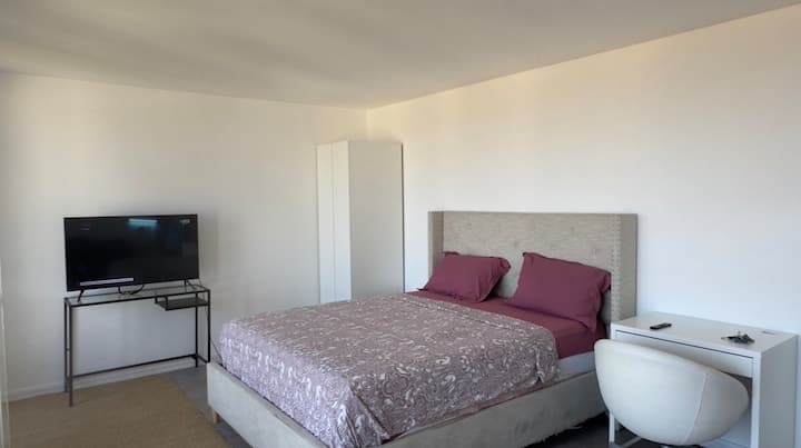Grande Chambre Avec Vue Dans Appartement - Nanterre