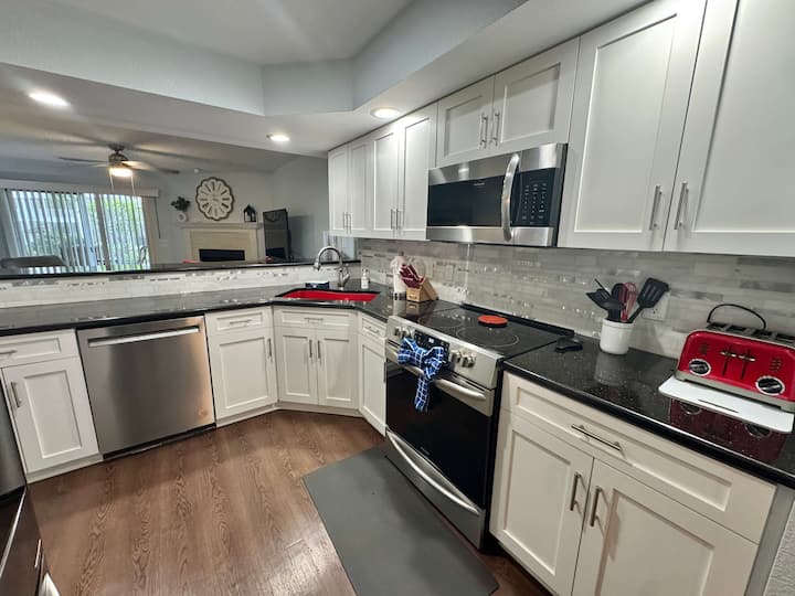 Stylish Creek View 2br Condo - Gated Community - Branson