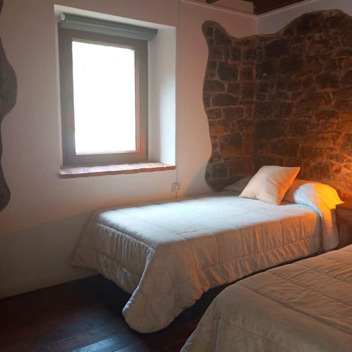 Dormitorio 3 con dos camas y ventana de luz natural.