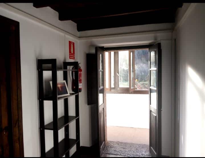 Distribuidor con salida a la galería: luz de montaña en cada rincón.