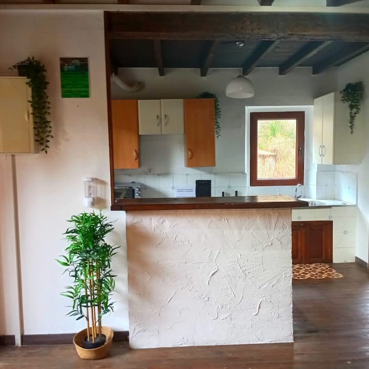Cocina abierta con barra: cocinar sin perderse la conversación.