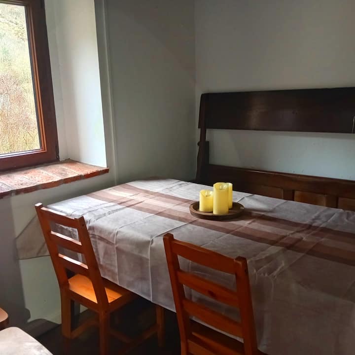 Comedor de madera con velas: cenas caseras con sabor a pueblo.