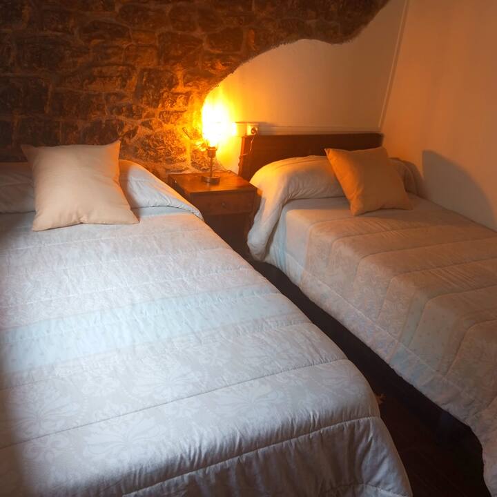 Dos camas del dormitorio 1, listas con ropa de cama incluida.