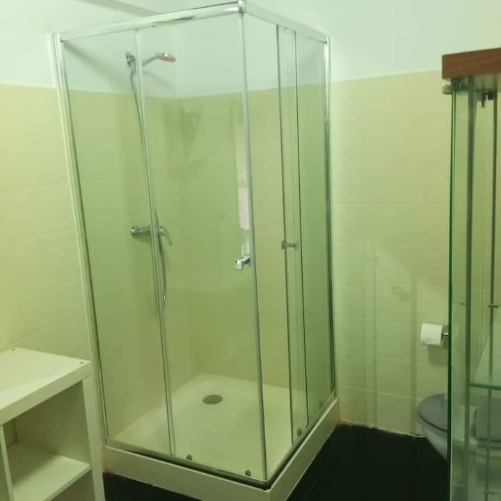 Segundo baño con ducha amplia de mampara: comodidad para todos.