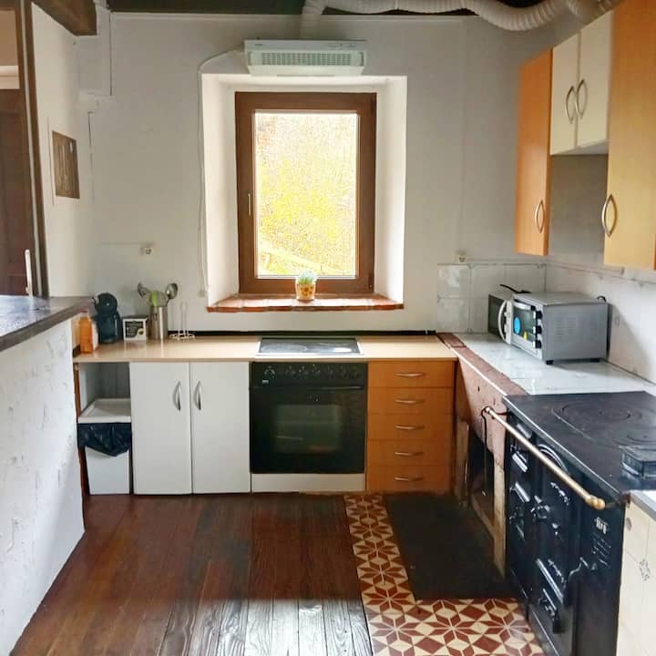 Vitrocerámica, microondas y todo lo necesario para las comidas de la casa.