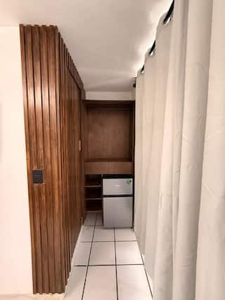 Área de almacenamiento y frigobar