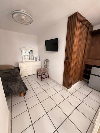 Habitación con televisión y frigobar