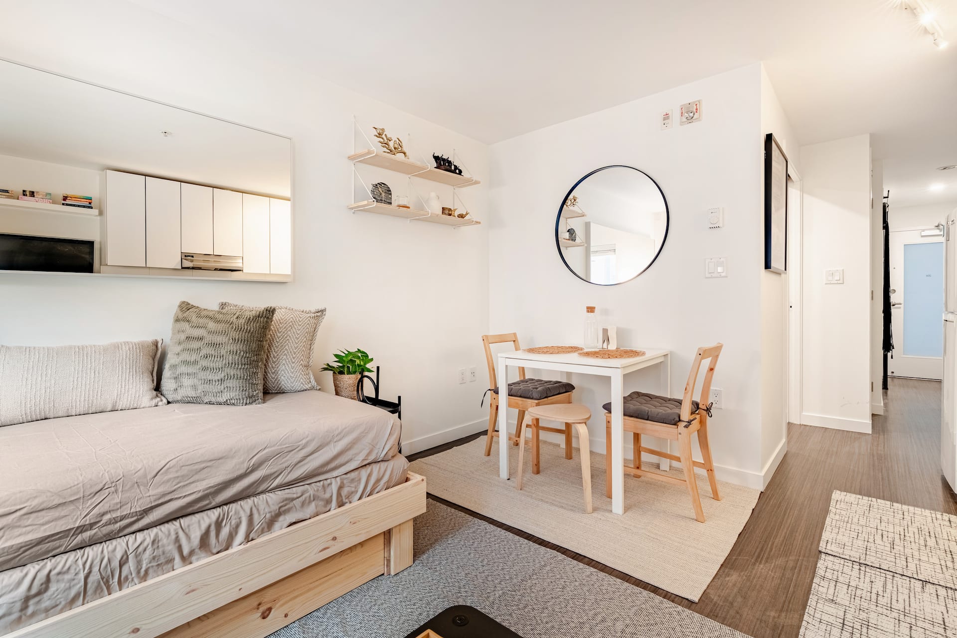 Cobblestone & Cocktails · Chic 1BHK Gastown Condo