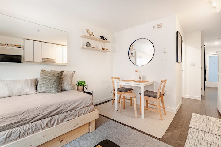 Cobblestone & Cocktails · Chic 1bhk Gastown Condo - Vancouver