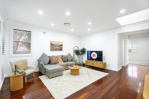 Top performing Airbnb: Mascot 4BR With Secure Parking | 4 Min To Airport in Mascot
