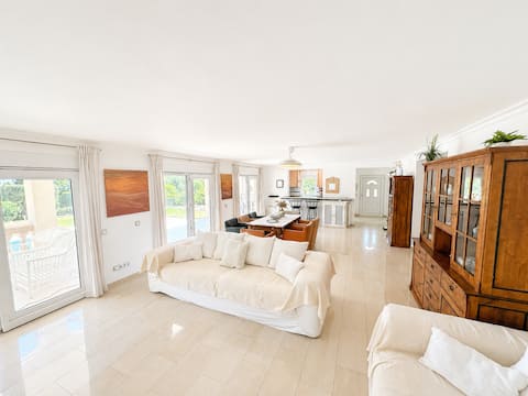 Anuncio de Airbnb popular: Vacation villa with pool and partial sea view en Llucmajor