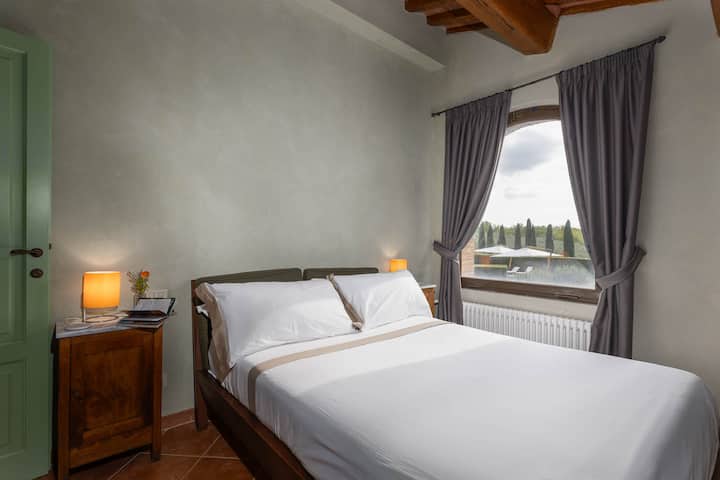 Al piano superiore ci sono due camere da letto. Chiamiamo questa camera da letto la nostra camera con "finestra panoramica". È dotata di un letto matrimoniale alla francese (largo 140 cm). Appena fuori dalla porta della camera da letto si trova un secondo bagno completo (il primo bagno è al piano terra).