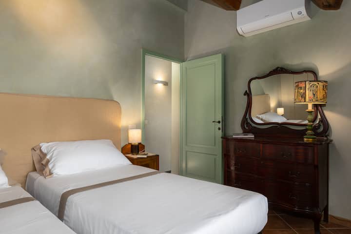 Al piano superiore ci sono due camere da letto, ciascuna con un'unità di climatizzazione regolabile autonomamente. Questa camera può essere arredata con due letti singoli o un letto matrimoniale queen size. Appena fuori dalla porta della camera da letto si trova un secondo bagno completo (il primo bagno è al piano terra).