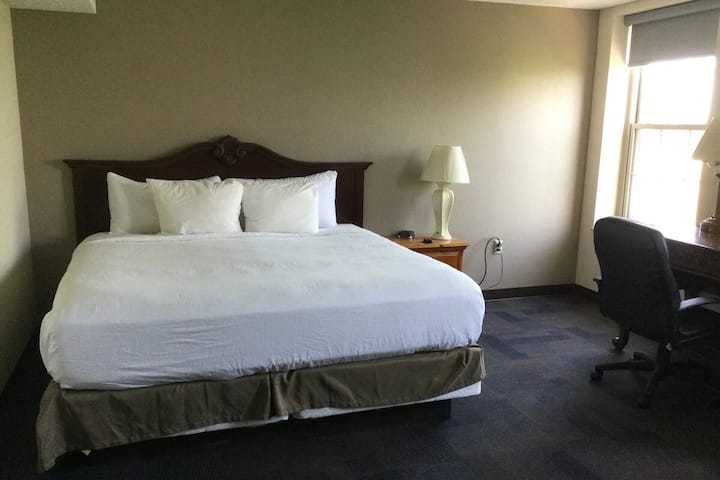 Ojibway Hotel | King | Near Kewadin Casinos - Sault-Sainte-Marie