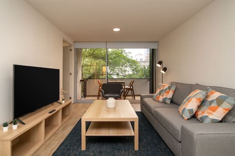 Popular Airbnb listing: Bright & Big w/ Terrace | Juárez/Zona Rosa/Ángel in Juárez