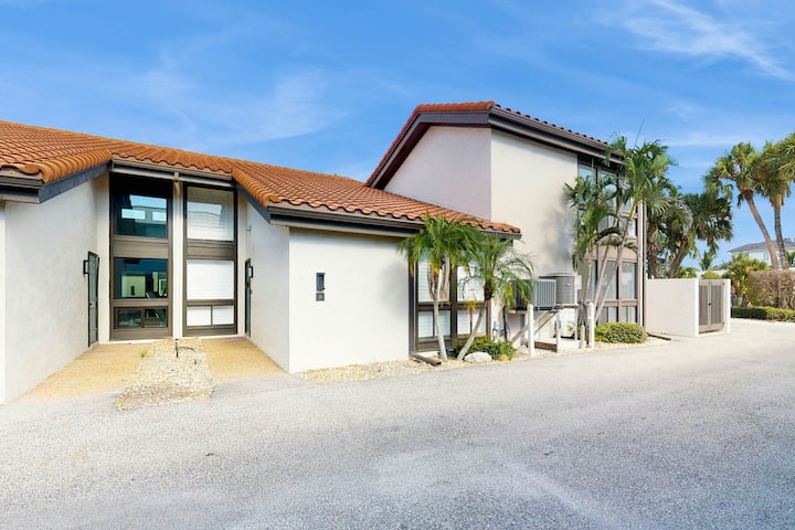 Dreamy 2br 1st-floor | Balcony | Pool - Sarasota, FL