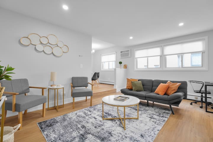 Premier Luxe Retreat | Free Parking - Melrose Park, IL