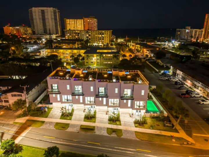 Beachfront Paradise: Townhome W/ Pool And Rooftop - Pompano Beach, FL