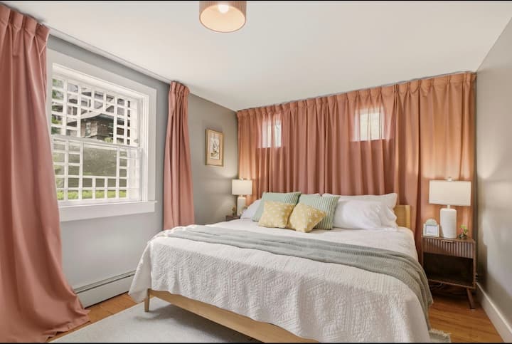 Coastal Historic Newport Cottage - Newport, RI