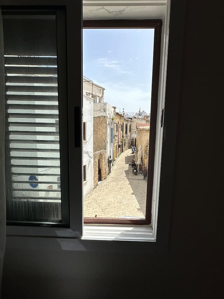 Kyrenia Old Harbour Town House. Large 3 Bedroom - Kyrenia