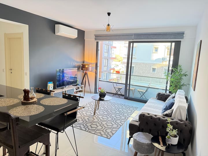 Central Kyrenia Stay | Balcony, Wifi & Parking - Girne