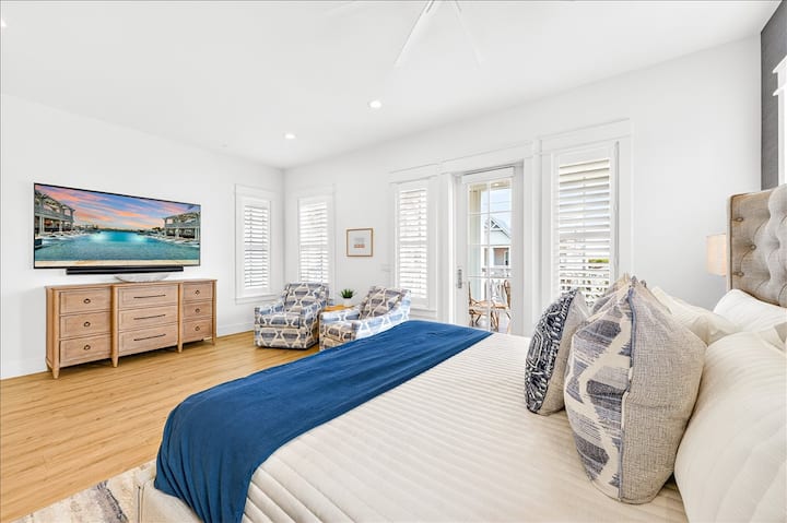 Segundo piso, dormitorio principal con cama tamaño king.