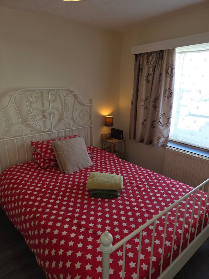Central Double Bedroom House, Parking & Garden - Cheltenham