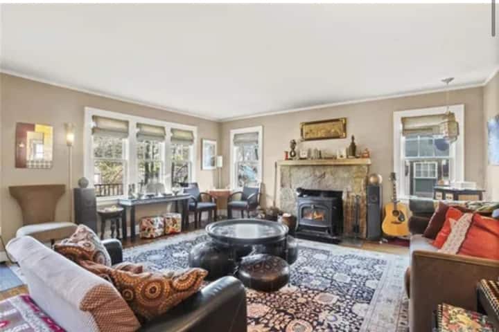 Idyllic Family Home In Greenwich - Greenwich, CT