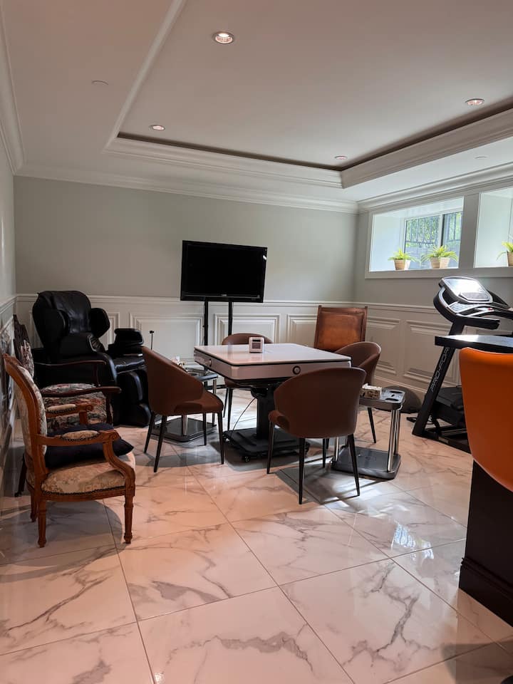 Spacious Luxury Retreat W/ Patio & Games - 溫哥華