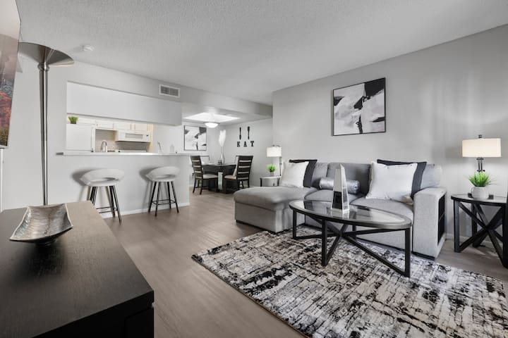 New! Tempe “Monochrome” Luxe| Modern Retreat! - Tempe, AZ