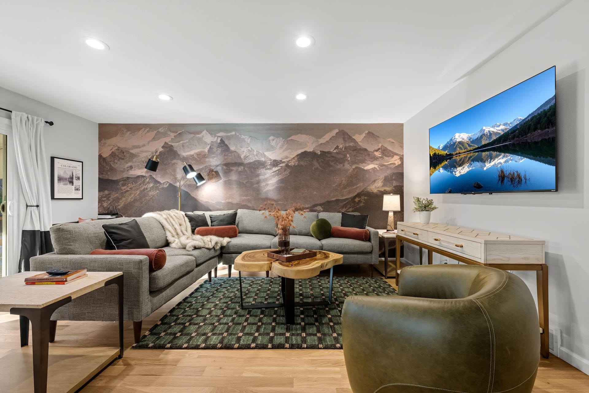 New! Highline Haus | Walk to Shows | Hot tub
