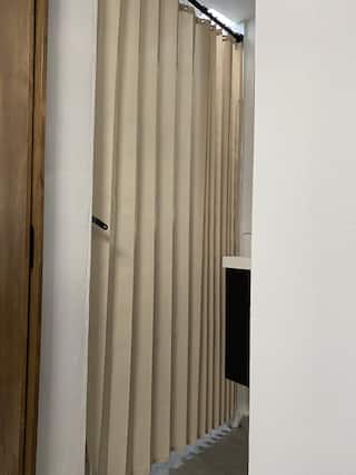 Acceso con cortinas