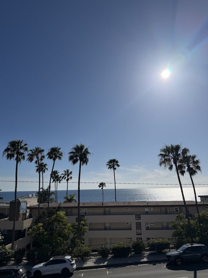 Laguna Ocean View Down Town Bungalow With Deck - Laguna Beach, CA