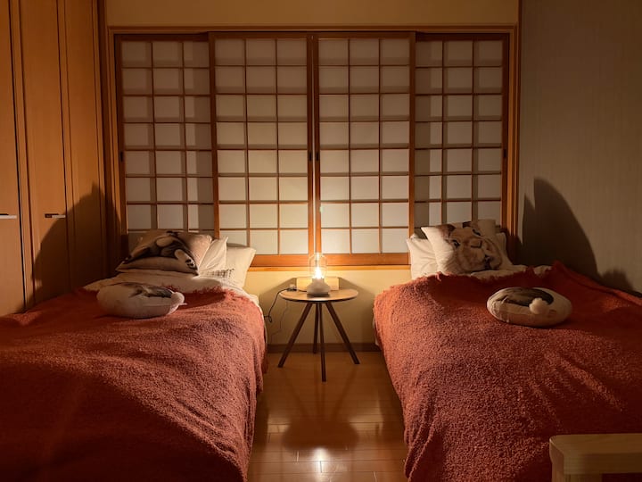 Puedes relajarte en una habitación cálida con un ambiente agradable incluso por la noche.