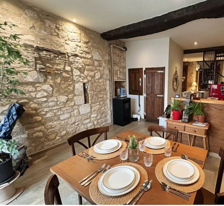 Maison En Pierre Dans Un Petit Village Pittoresque - Coutras