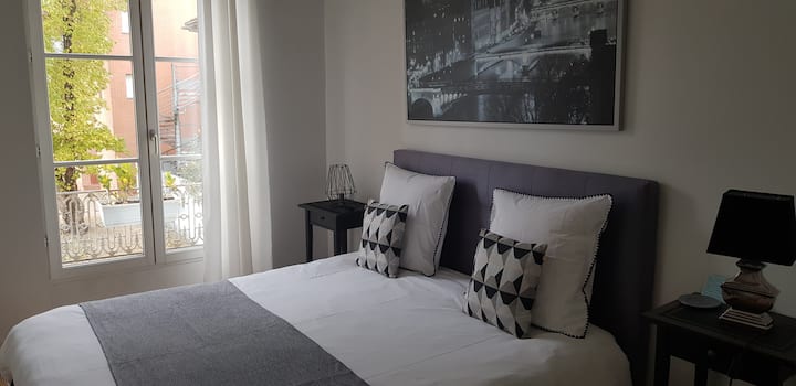 QUEEN-SIZE-BETT MIT BETTDECKE
