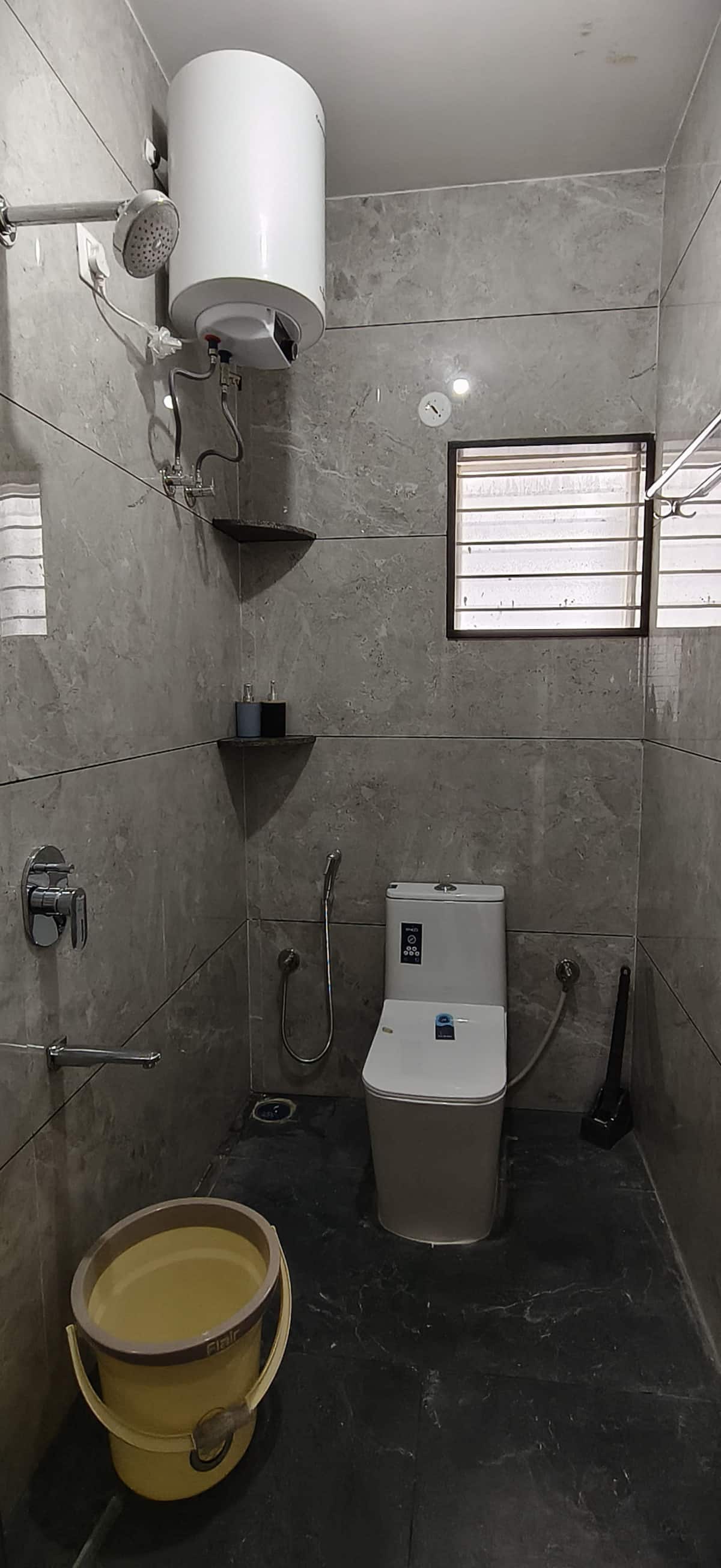 Full bathroom 1 image 3