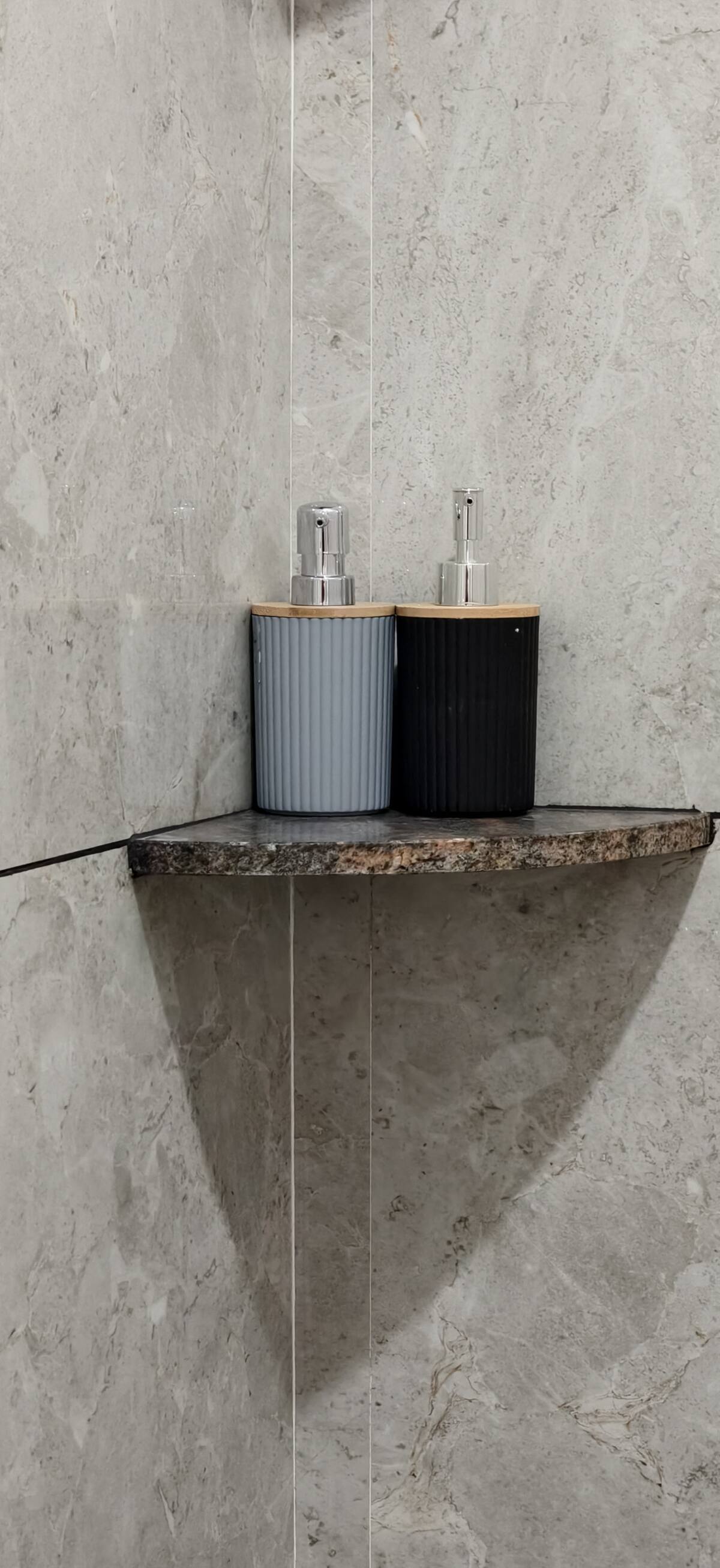 Full bathroom 1 image 2