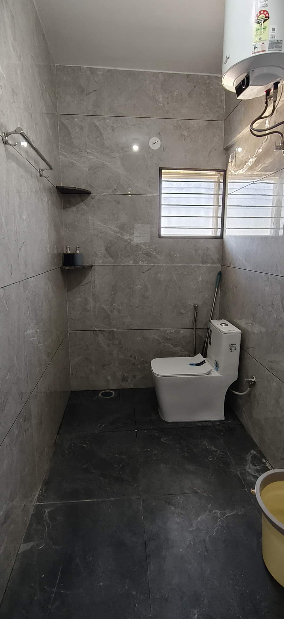 Full bathroom 2 image 2