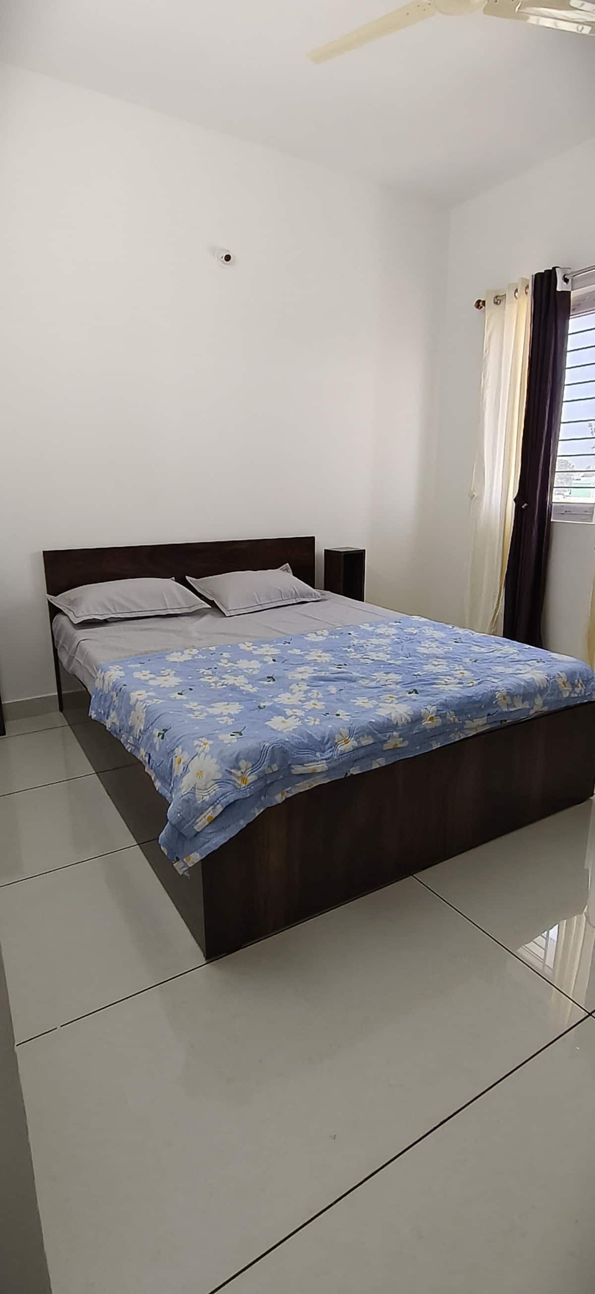 405 - Stylish 2BHK by Everloft | Balcony & Comfort