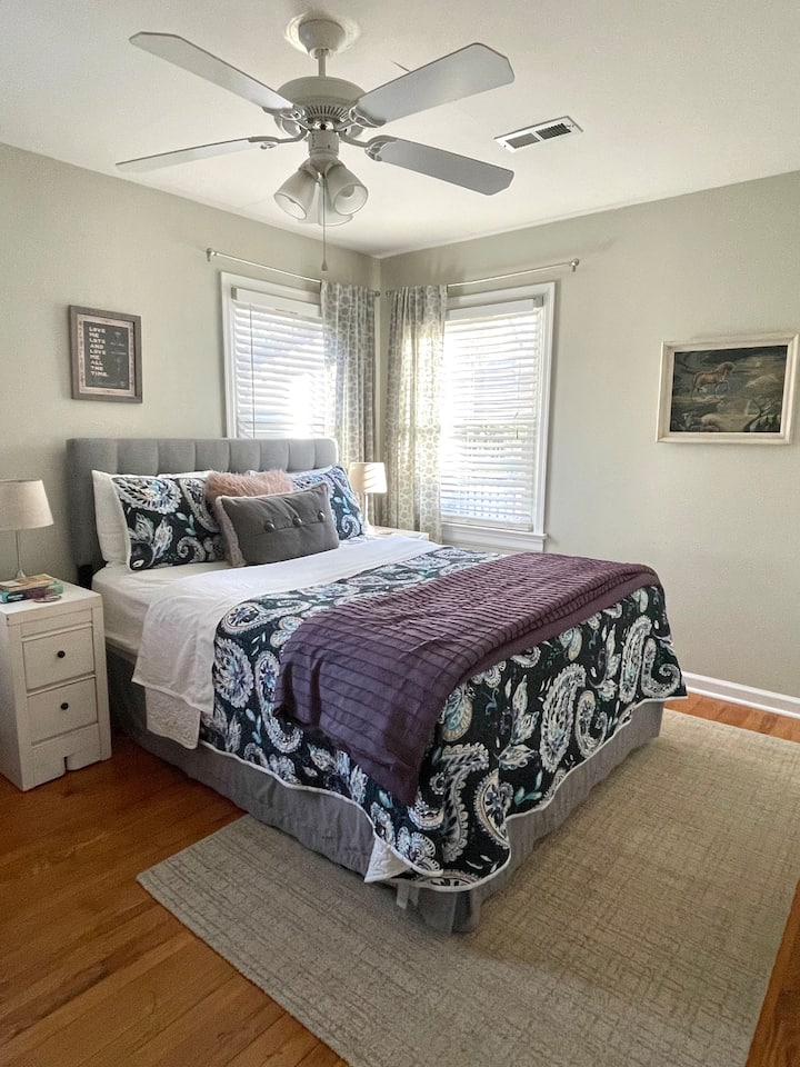 ห้องนอนด้านหลังมีเตียงควีนไซส์และโต๊ะเครื่องแป้ง ตู้เสื้อผ้าขนาดใหญ่ ที่นอนแบบมีหมอนอิงด้านบนแบบดั้งเดิมในห้องนี้ 