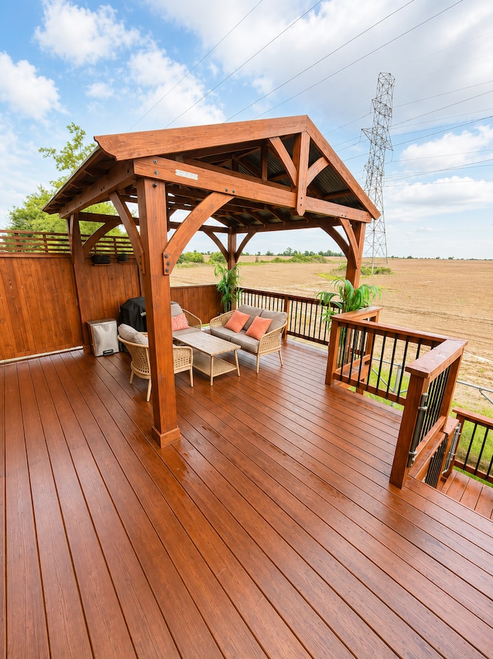Large Home | Backyard | Basement - Hamilton