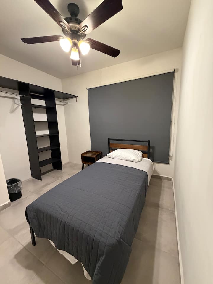 E disponueshme për rezervime me 5 vizitorë. Krevati dopio "Queen", ventilatori i tavanit dhe dollapi.