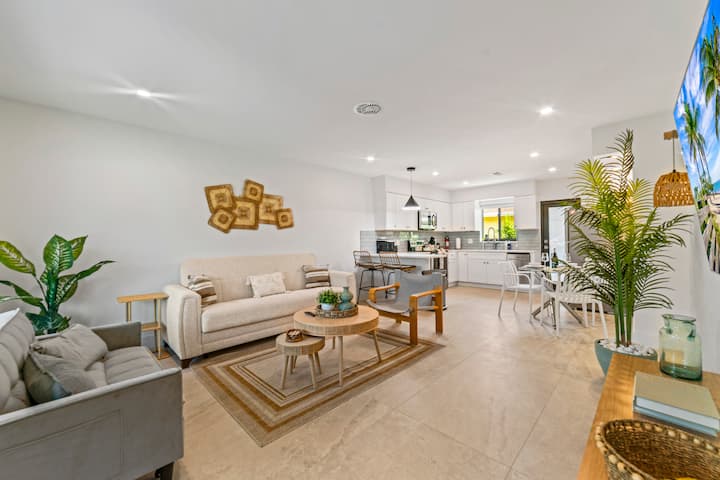 Brand New & Spotless, Near Beach, Family Ready - Pompano Beach, FL