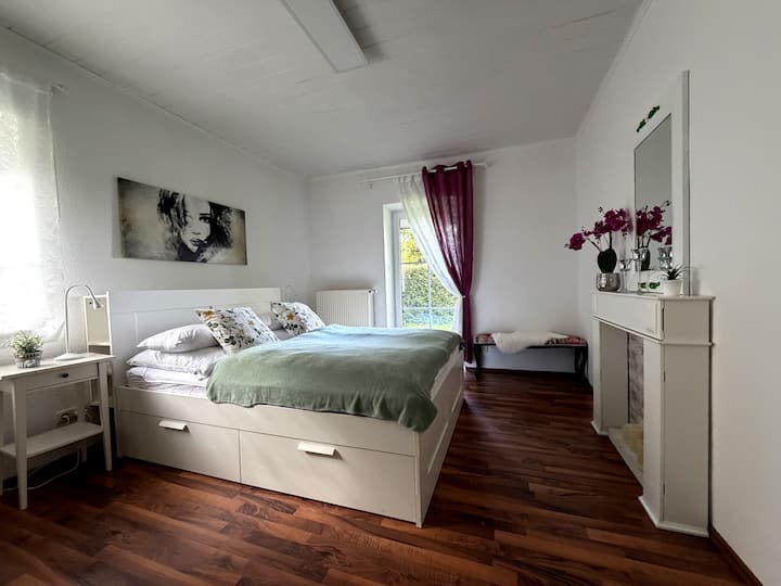 Blick in den Garten und über die Felder