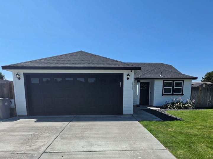 Modern Home | Vaulted Room & Expansive Backyard - Kennewick, WA