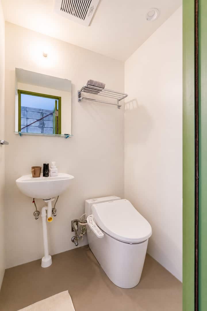シャワー・トイレは2Fと3Fにあります。
設備は同じです。
